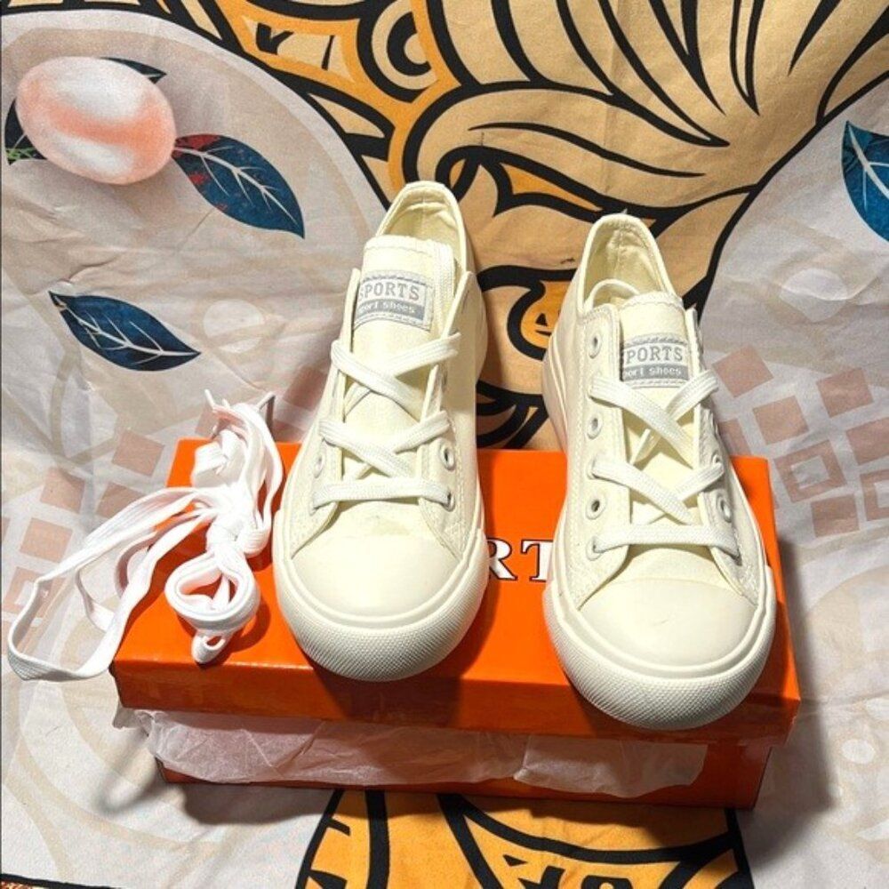 Women's Cream Oxford Low Top Sneaker - Size 7
